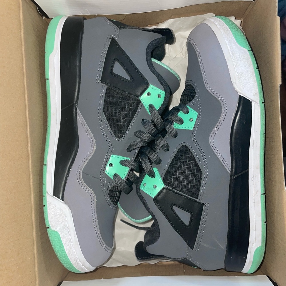 Jordan Retro 4 “Green Glow”